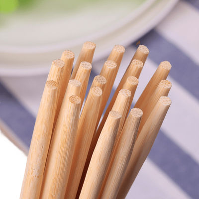 Bamboo redondo y desechable, bastones afilados, color natural, sostenible y desechable.